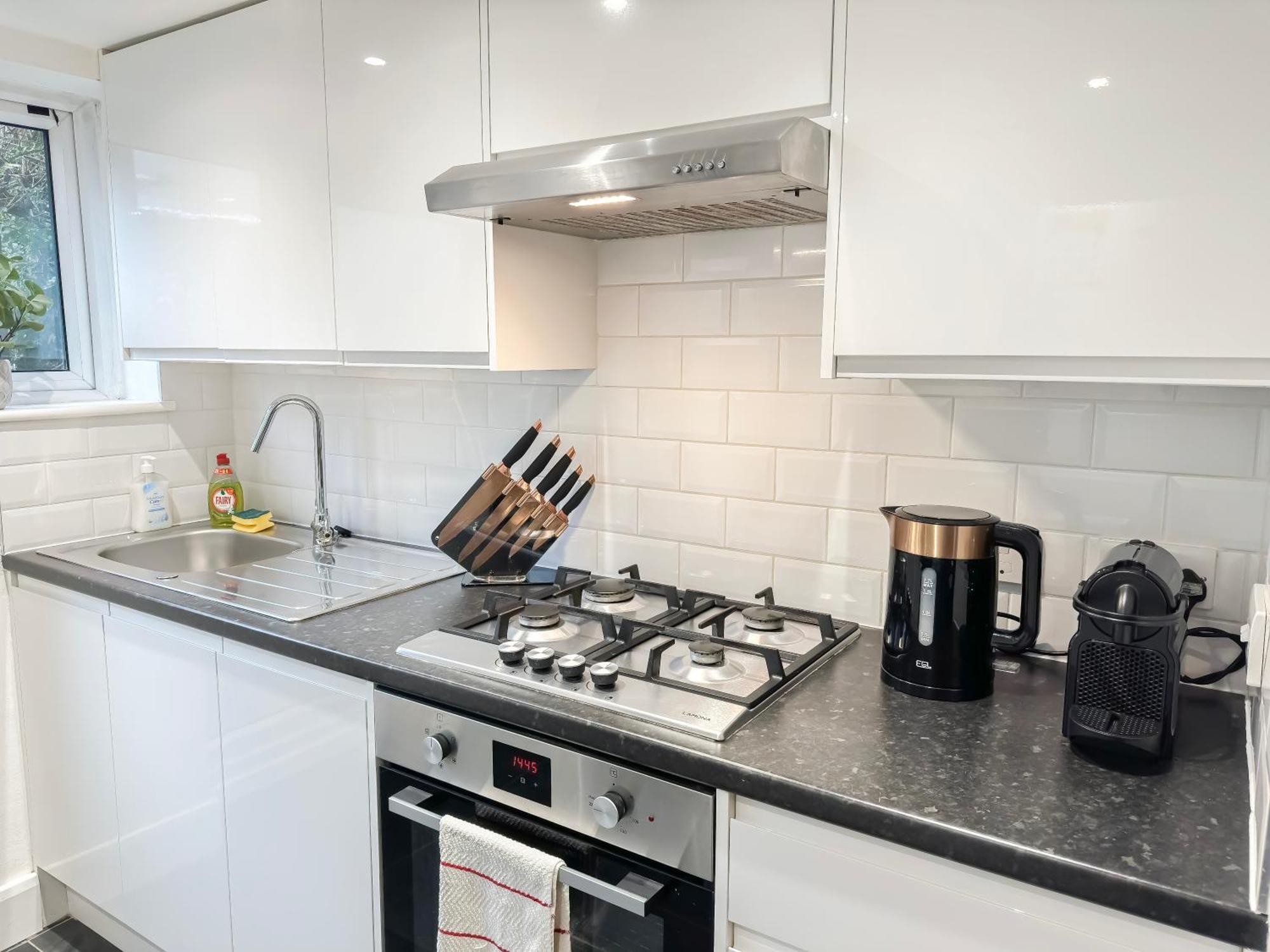 1-Bedroom Flat With Small Garden & Paid Parking In Finsbury Park, Highbury Лондон Екстер'єр фото