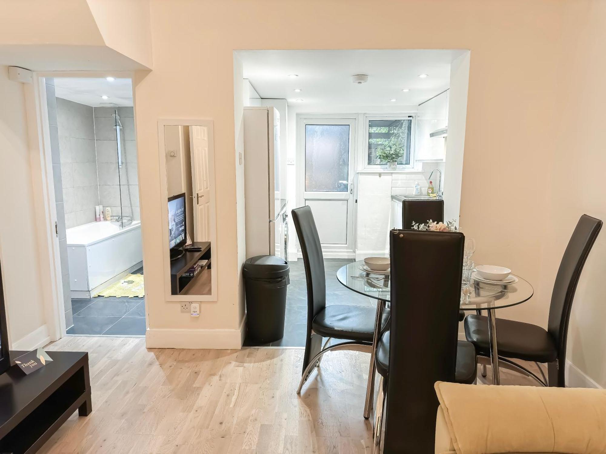 1-Bedroom Flat With Small Garden & Paid Parking In Finsbury Park, Highbury Лондон Екстер'єр фото