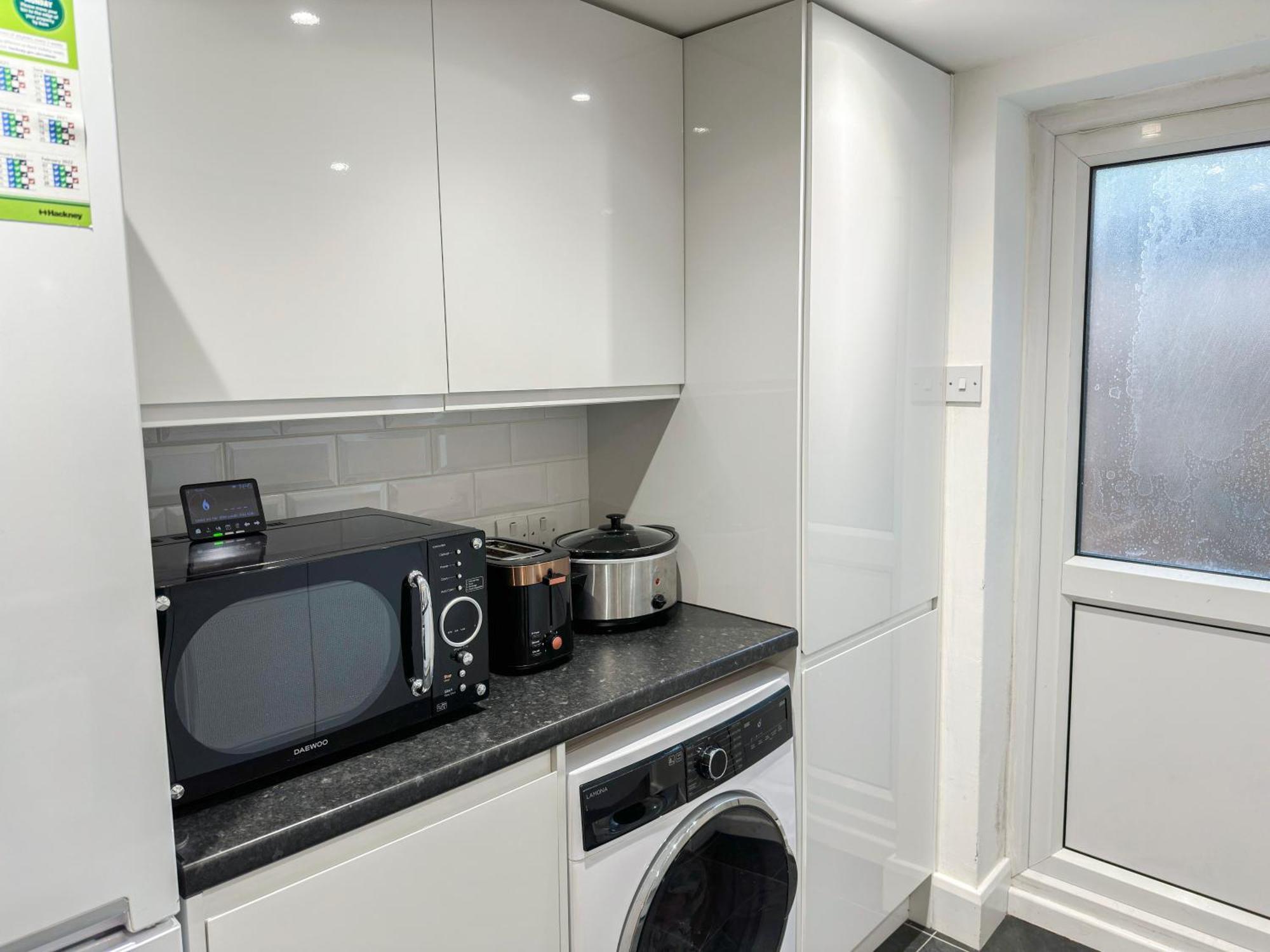 1-Bedroom Flat With Small Garden & Paid Parking In Finsbury Park, Highbury Лондон Екстер'єр фото