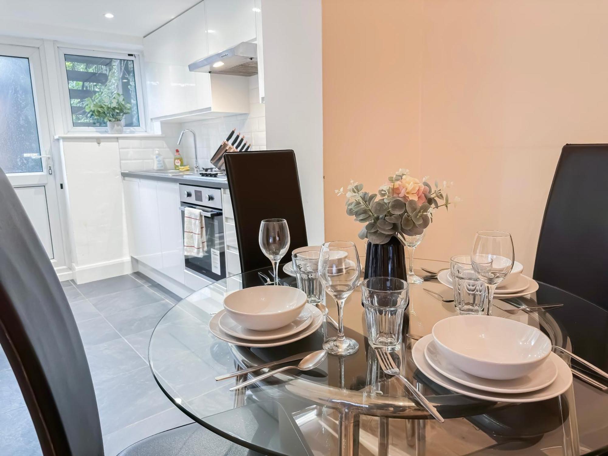1-Bedroom Flat With Small Garden & Paid Parking In Finsbury Park, Highbury Лондон Екстер'єр фото