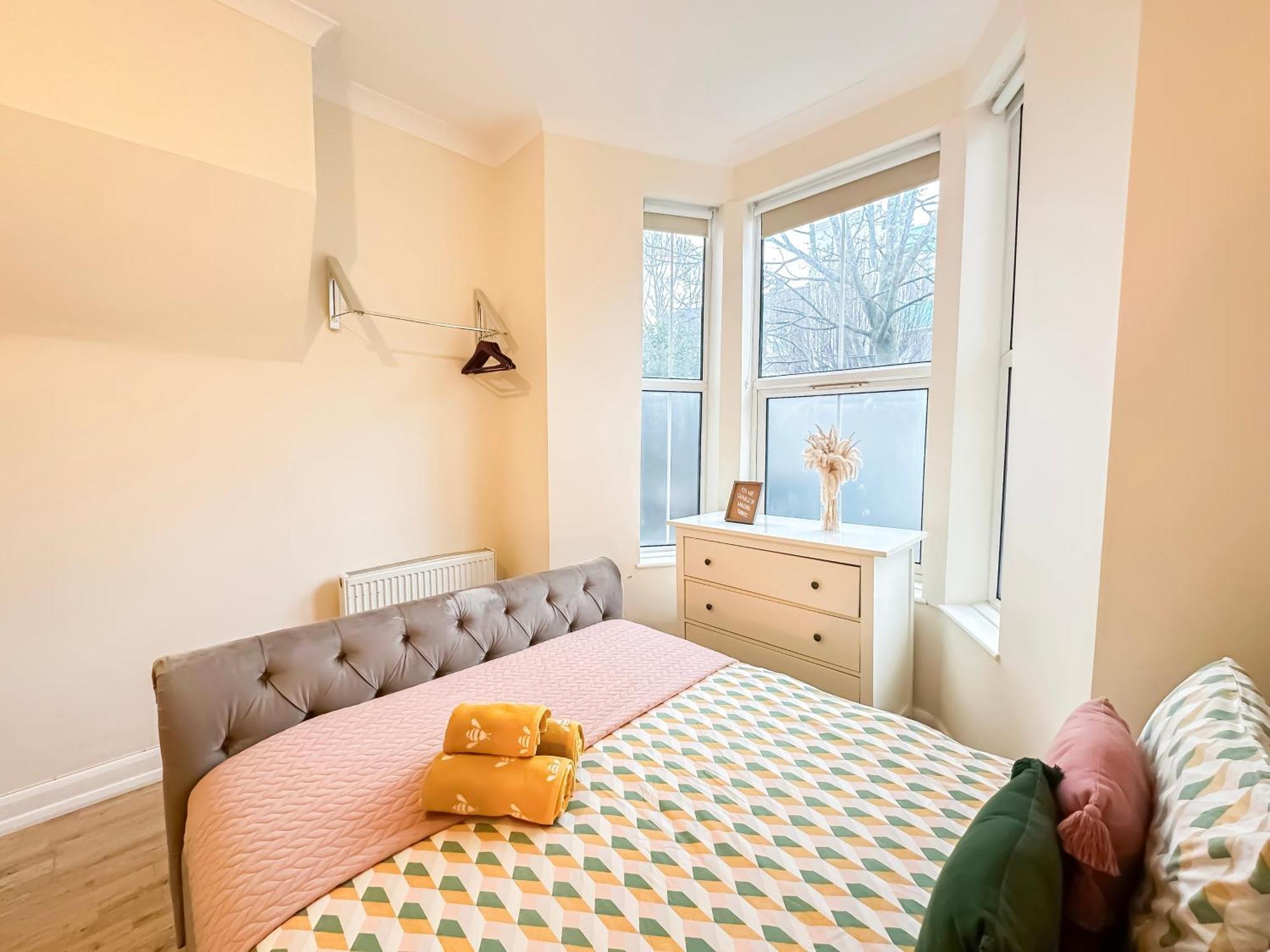 1-Bedroom Flat With Small Garden & Paid Parking In Finsbury Park, Highbury Лондон Екстер'єр фото