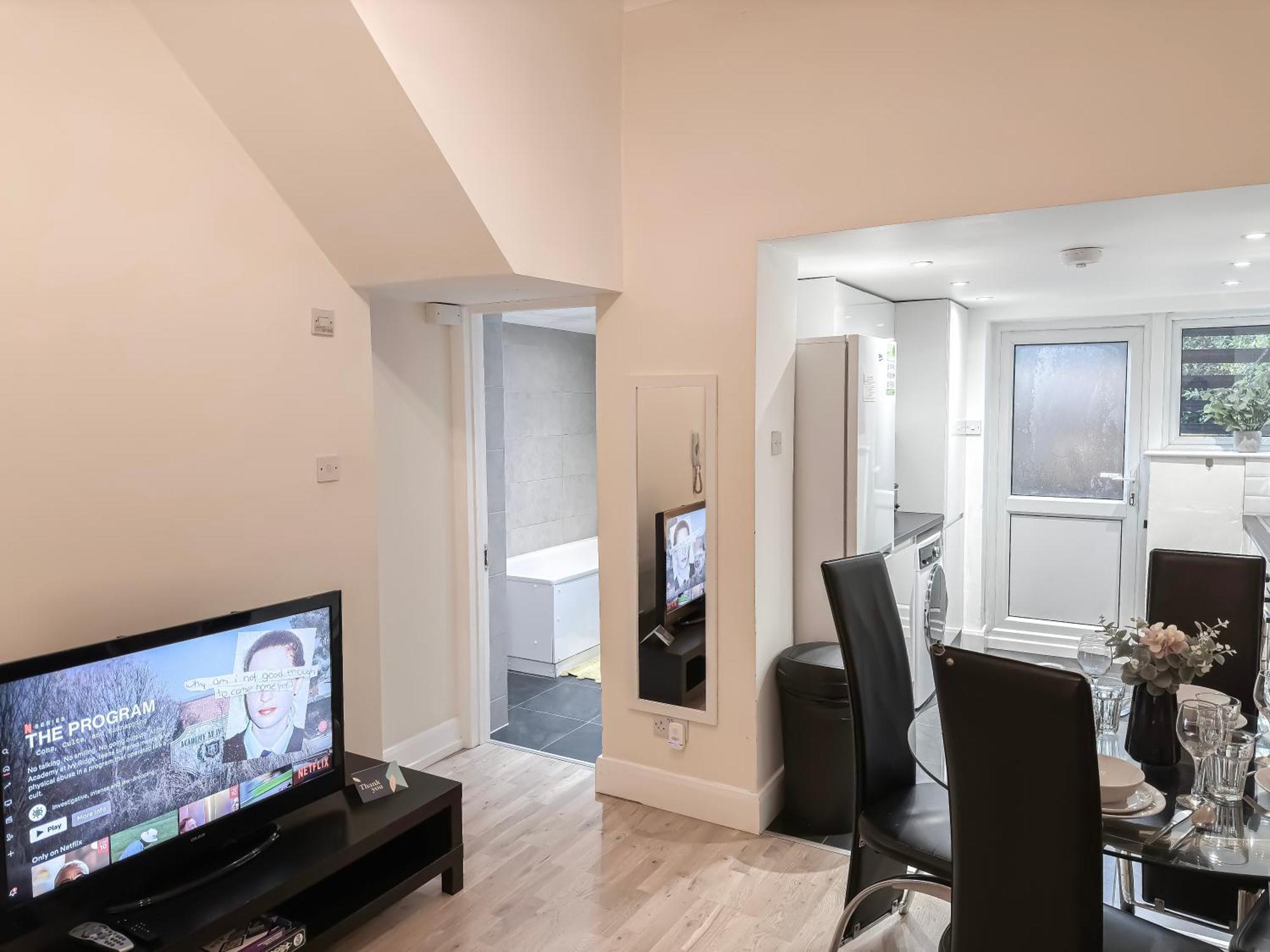 1-Bedroom Flat With Small Garden & Paid Parking In Finsbury Park, Highbury Лондон Екстер'єр фото