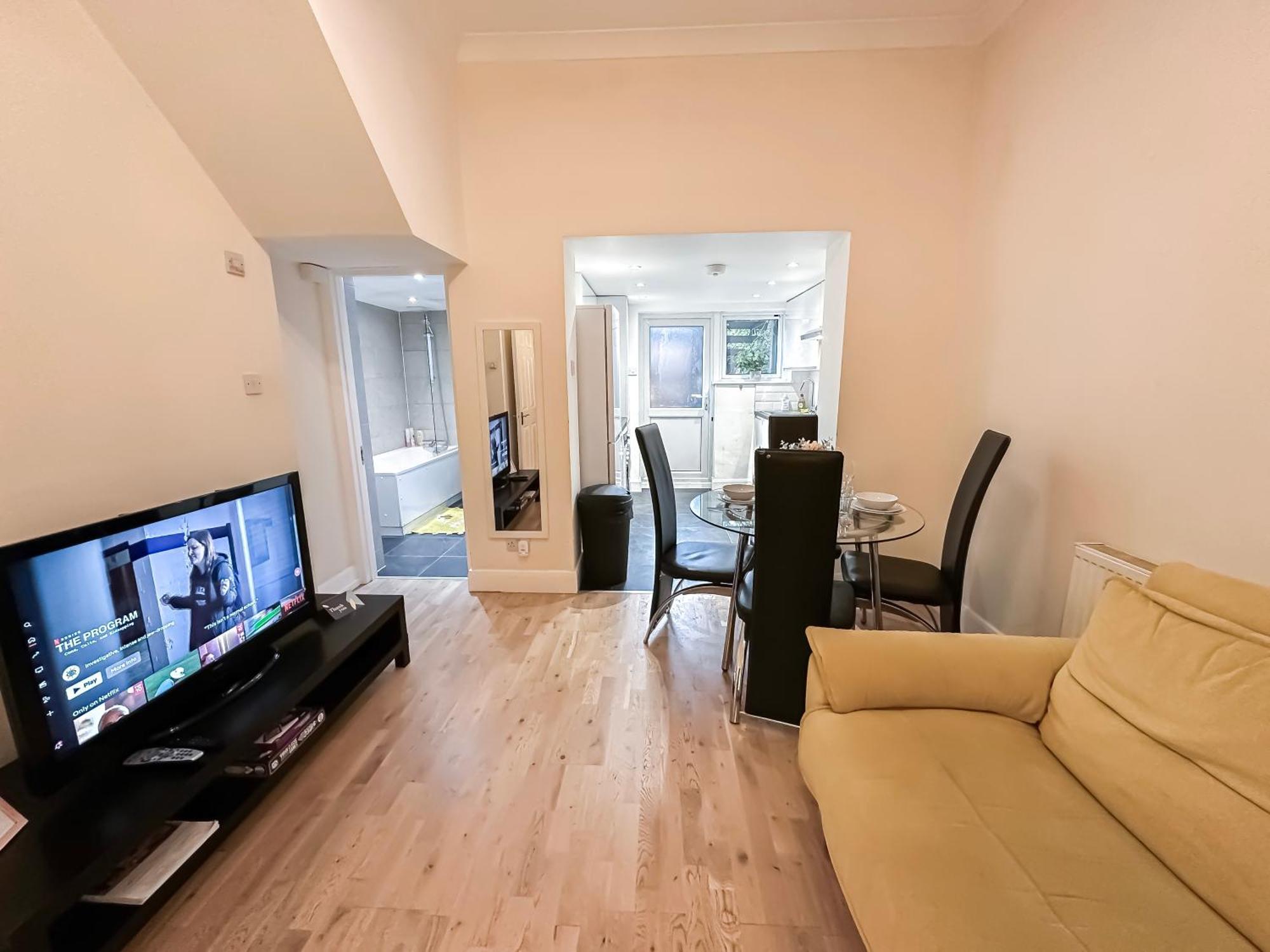 1-Bedroom Flat With Small Garden & Paid Parking In Finsbury Park, Highbury Лондон Екстер'єр фото