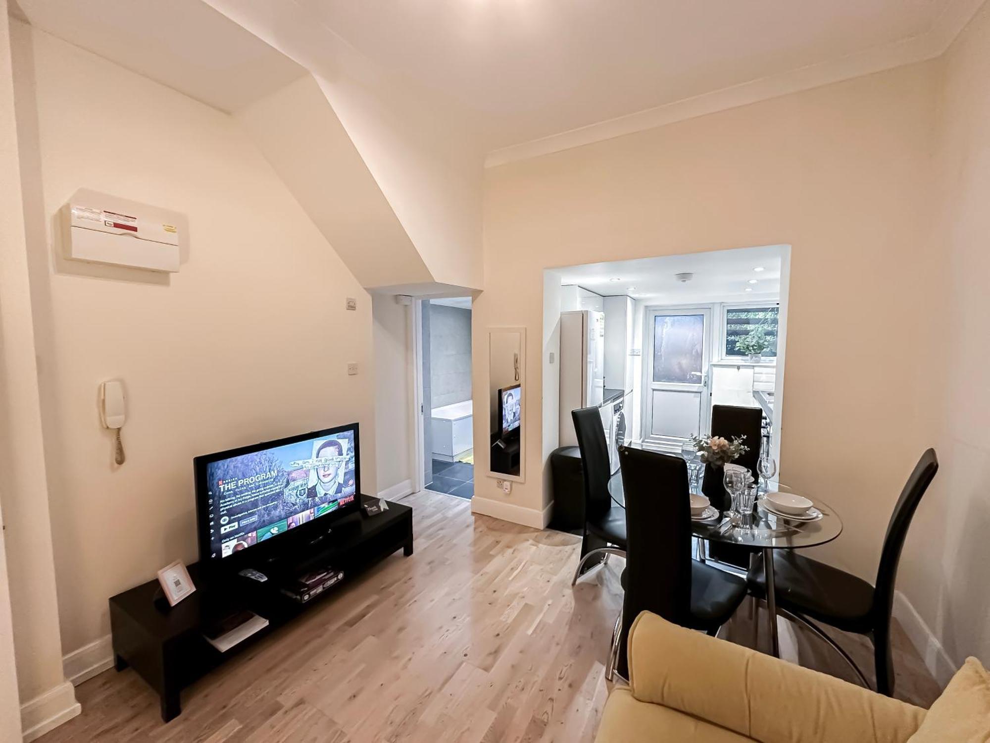 1-Bedroom Flat With Small Garden & Paid Parking In Finsbury Park, Highbury Лондон Екстер'єр фото