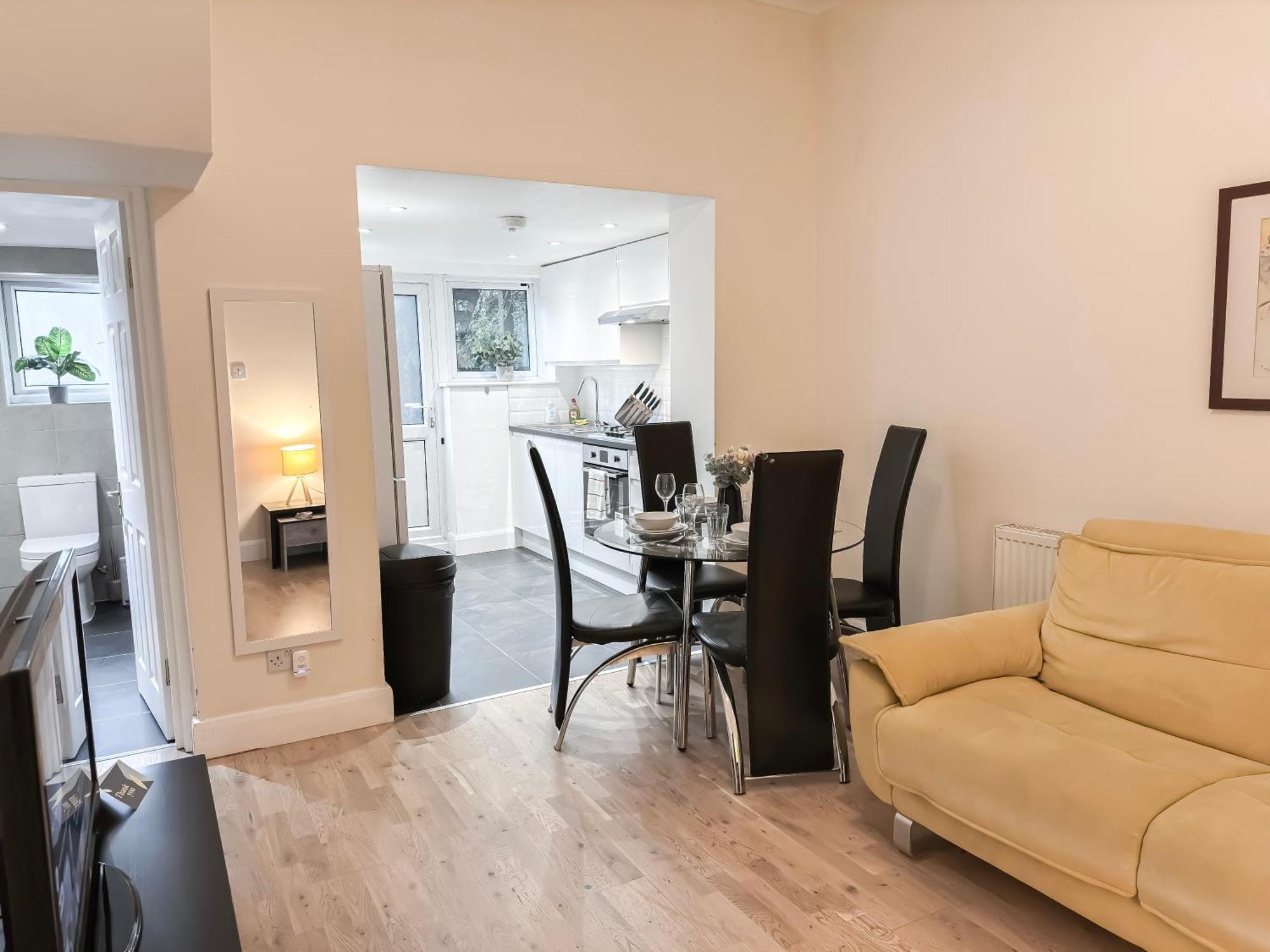 1-Bedroom Flat With Small Garden & Paid Parking In Finsbury Park, Highbury Лондон Екстер'єр фото