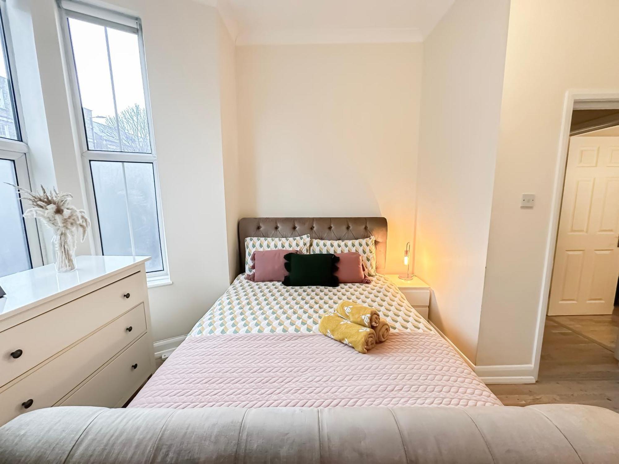 1-Bedroom Flat With Small Garden & Paid Parking In Finsbury Park, Highbury Лондон Екстер'єр фото