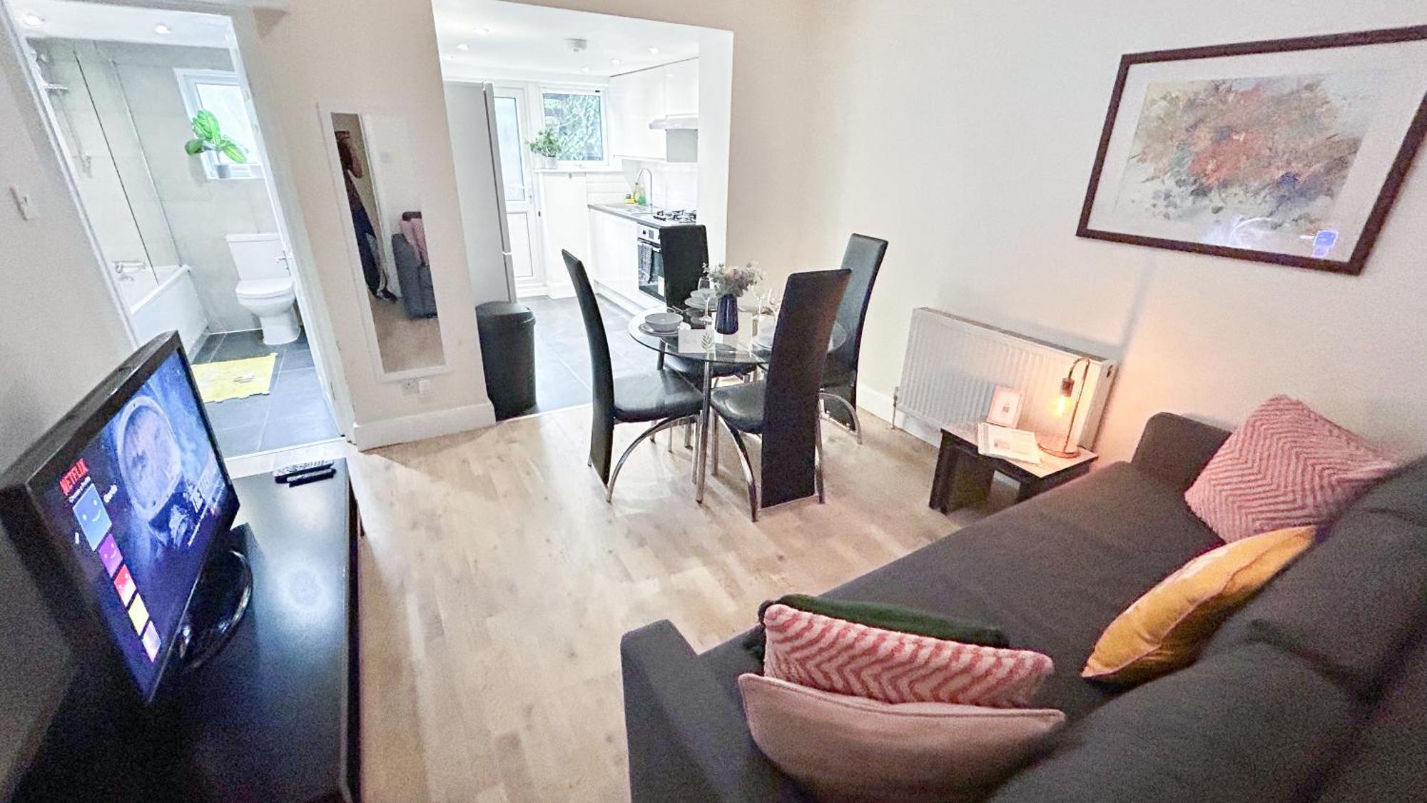 1-Bedroom Flat With Small Garden & Paid Parking In Finsbury Park, Highbury Лондон Екстер'єр фото