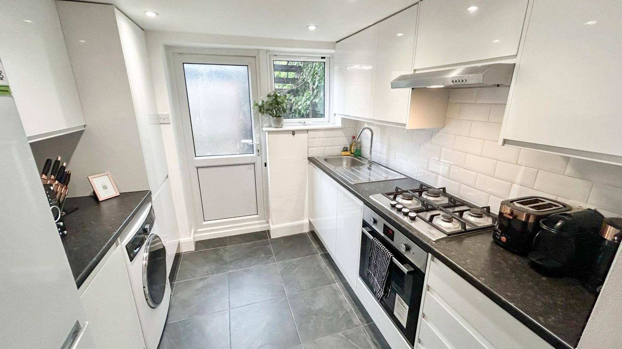 1-Bedroom Flat With Small Garden & Paid Parking In Finsbury Park, Highbury Лондон Екстер'єр фото