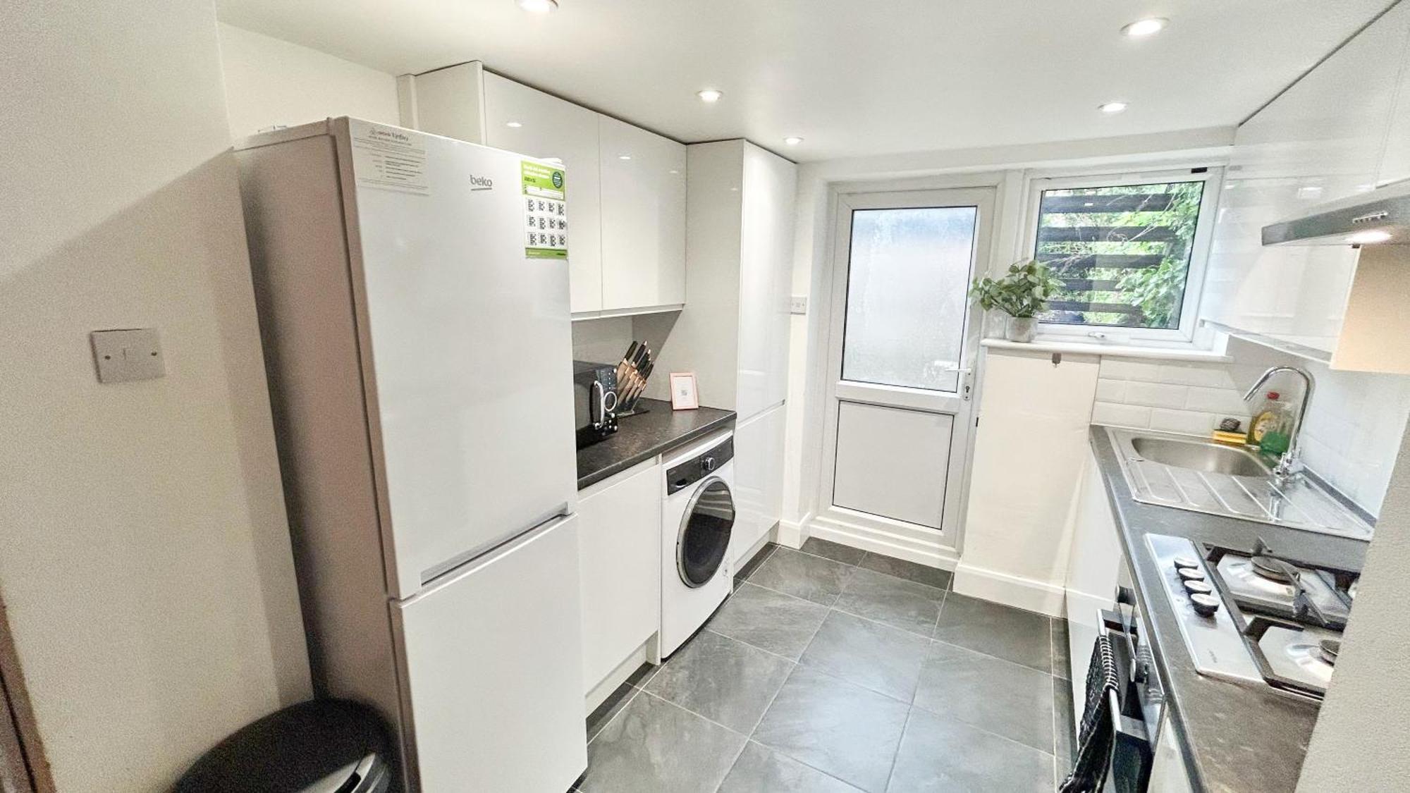 1-Bedroom Flat With Small Garden & Paid Parking In Finsbury Park, Highbury Лондон Екстер'єр фото