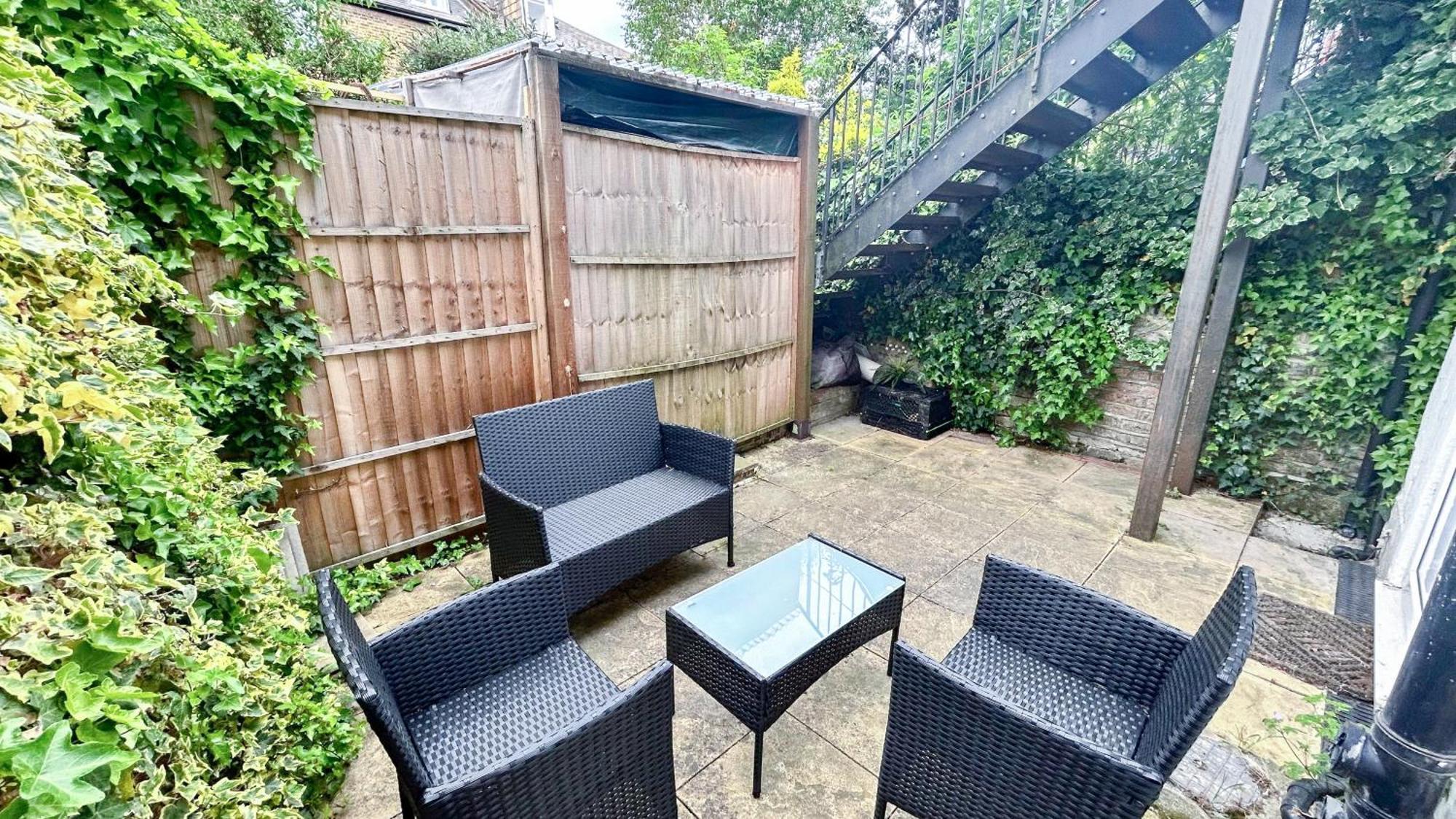 1-Bedroom Flat With Small Garden & Paid Parking In Finsbury Park, Highbury Лондон Екстер'єр фото