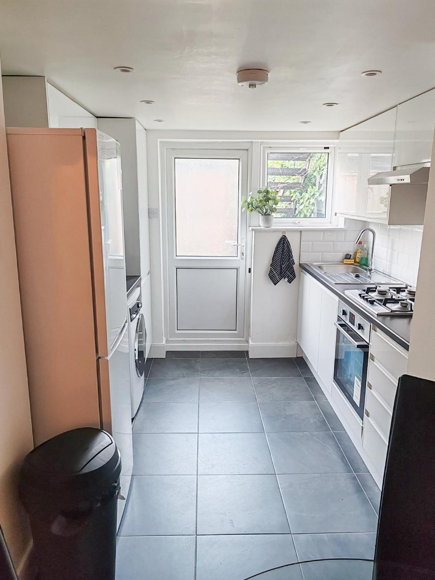 1-Bedroom Flat With Small Garden & Paid Parking In Finsbury Park, Highbury Лондон Екстер'єр фото