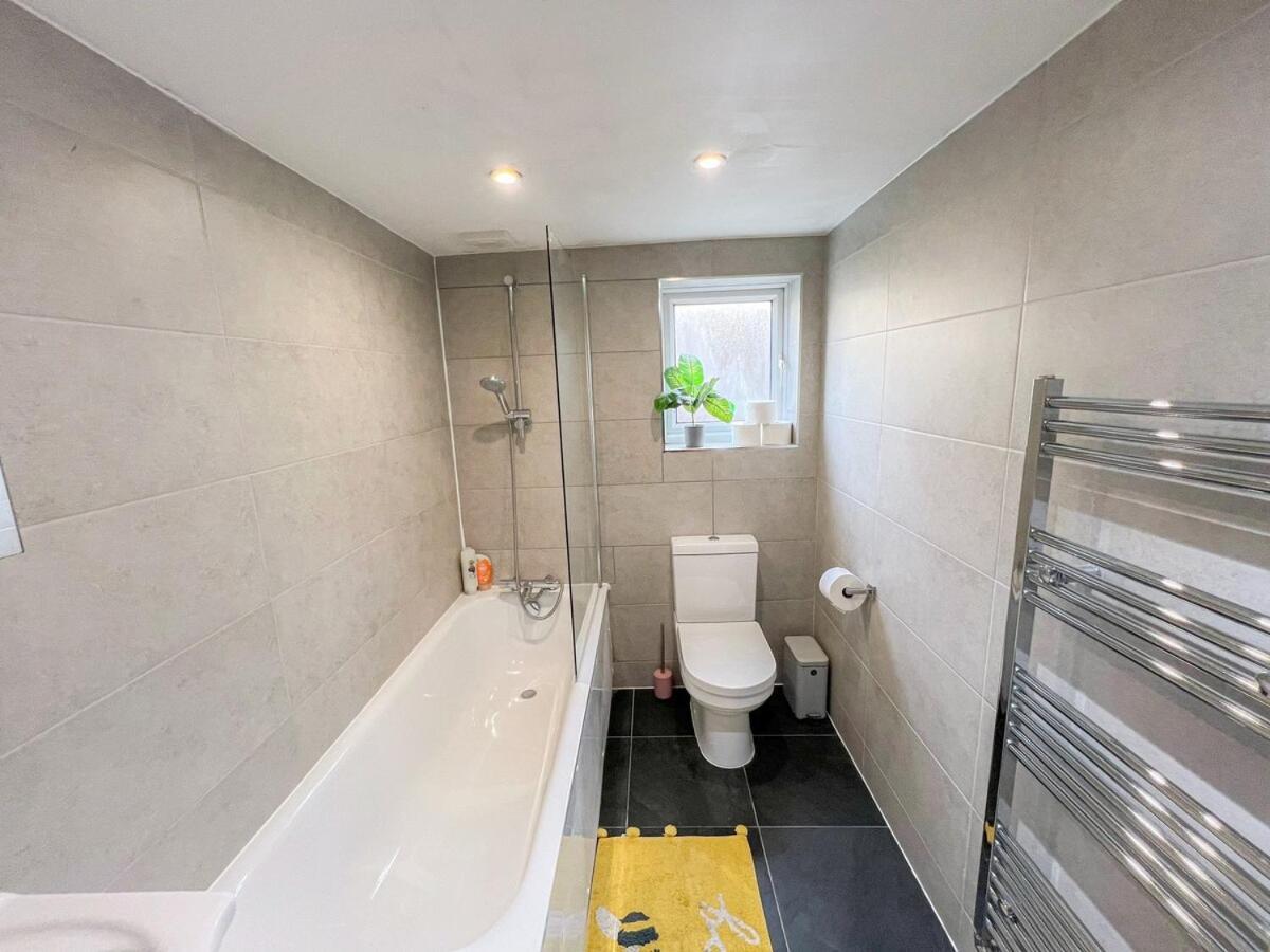 1-Bedroom Flat With Small Garden & Paid Parking In Finsbury Park, Highbury Лондон Екстер'єр фото