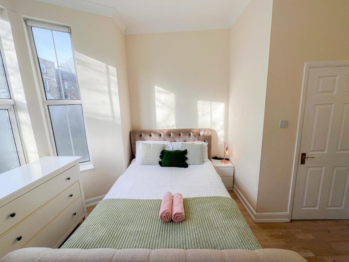 1-Bedroom Flat With Small Garden & Paid Parking In Finsbury Park, Highbury Лондон Екстер'єр фото