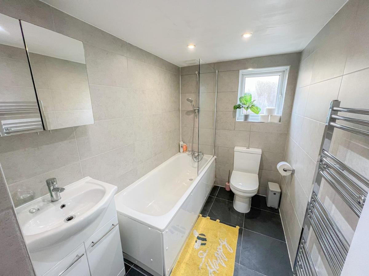 1-Bedroom Flat With Small Garden & Paid Parking In Finsbury Park, Highbury Лондон Екстер'єр фото
