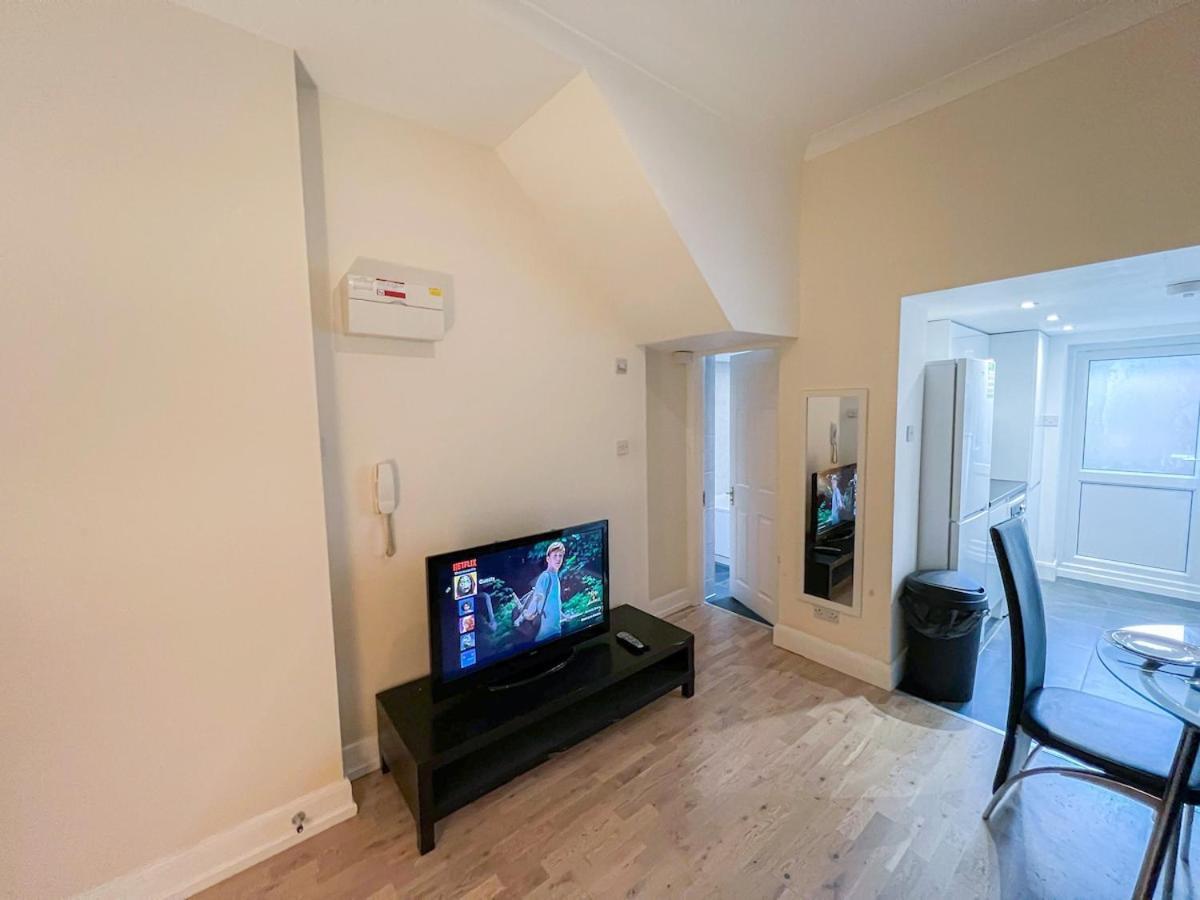 1-Bedroom Flat With Small Garden & Paid Parking In Finsbury Park, Highbury Лондон Екстер'єр фото