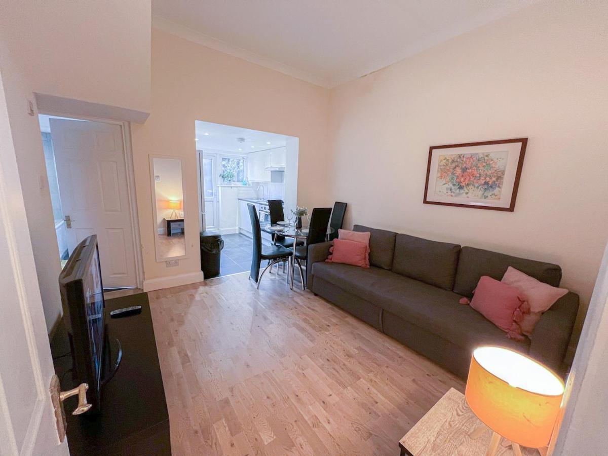 1-Bedroom Flat With Small Garden & Paid Parking In Finsbury Park, Highbury Лондон Екстер'єр фото