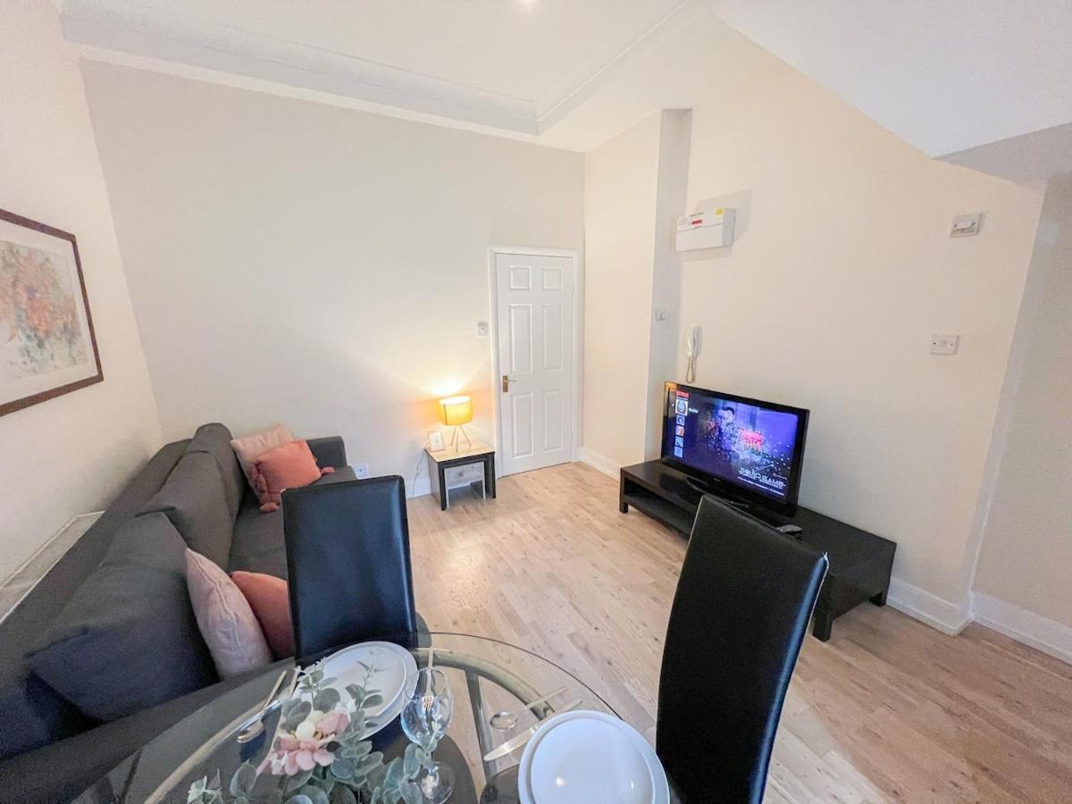 1-Bedroom Flat With Small Garden & Paid Parking In Finsbury Park, Highbury Лондон Екстер'єр фото
