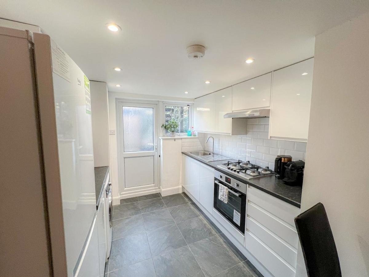 1-Bedroom Flat With Small Garden & Paid Parking In Finsbury Park, Highbury Лондон Екстер'єр фото