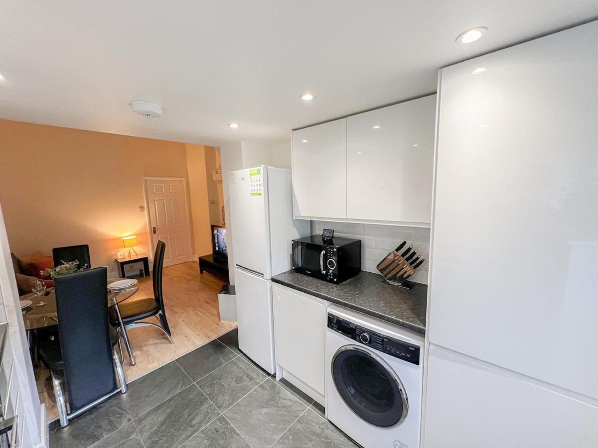 1-Bedroom Flat With Small Garden & Paid Parking In Finsbury Park, Highbury Лондон Екстер'єр фото