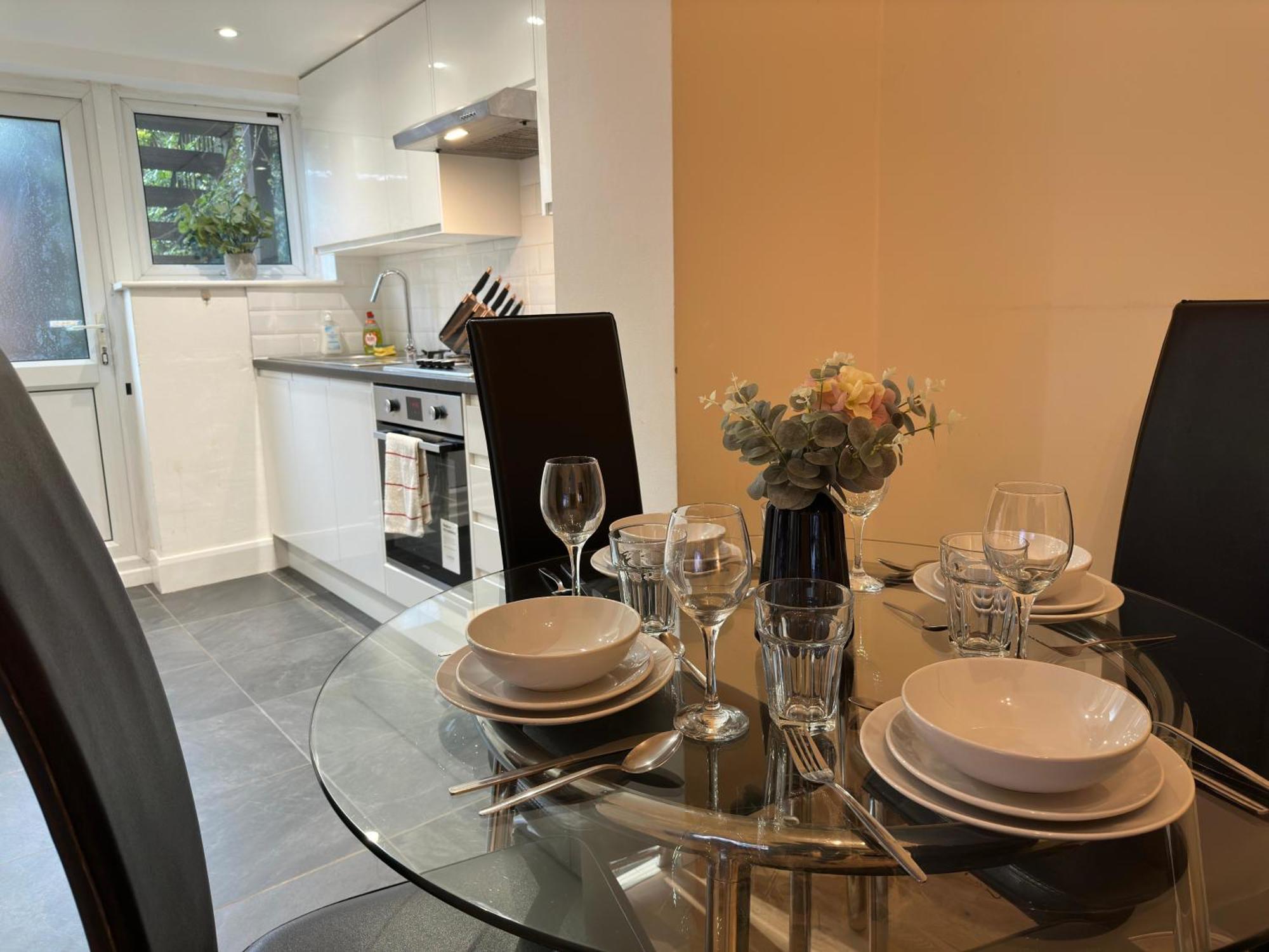1-Bedroom Flat With Small Garden & Paid Parking In Finsbury Park, Highbury Лондон Екстер'єр фото